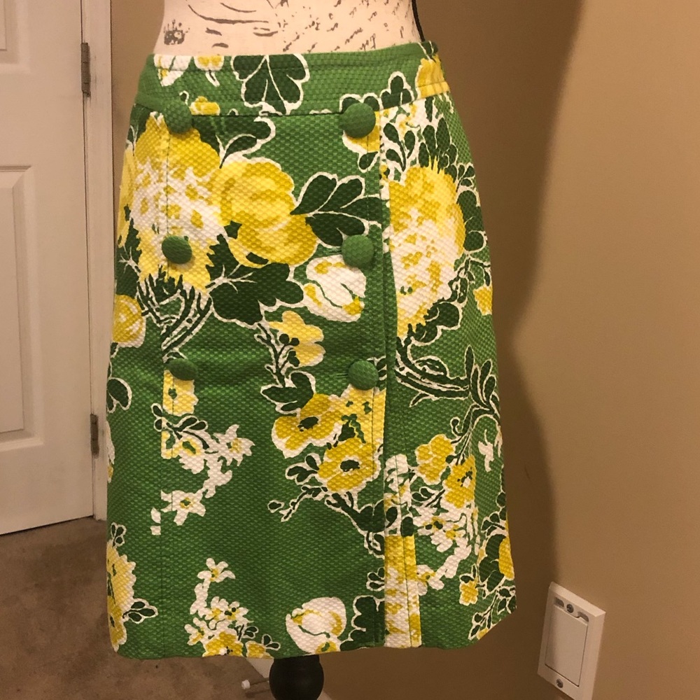Talbots Floral Print Skirt W/accent buttons. SZ 4P